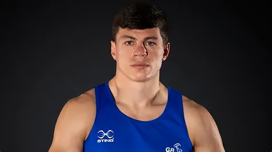 将第一次在, 色帽衫