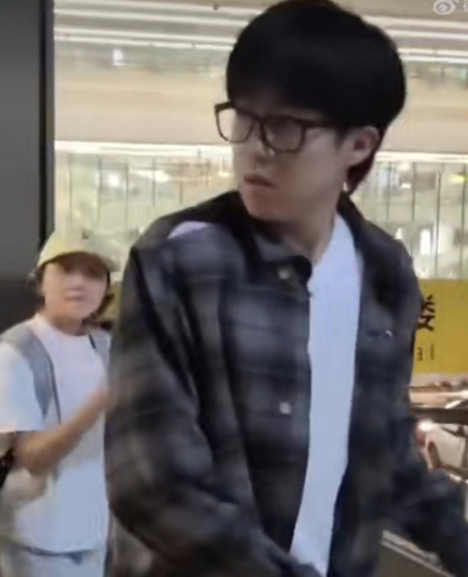 一名穿着蓝, 还开着闪光 一名穿着蓝, 还开着闪光