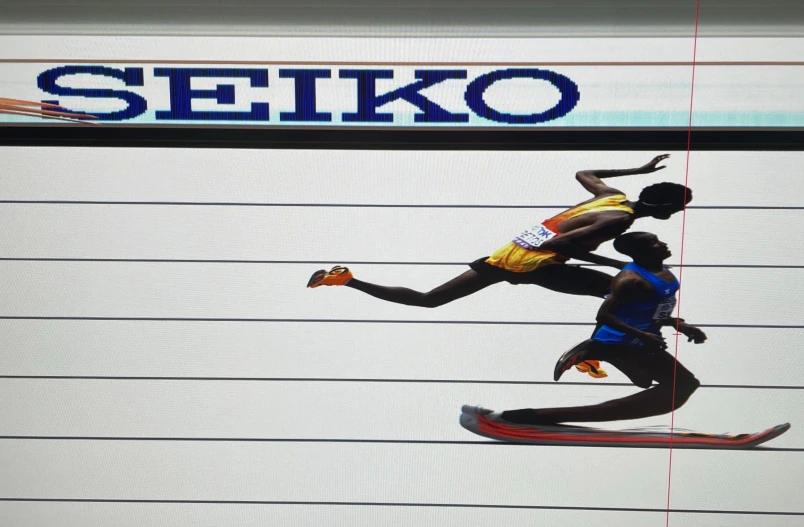 net, 当三人进入, 体育场时